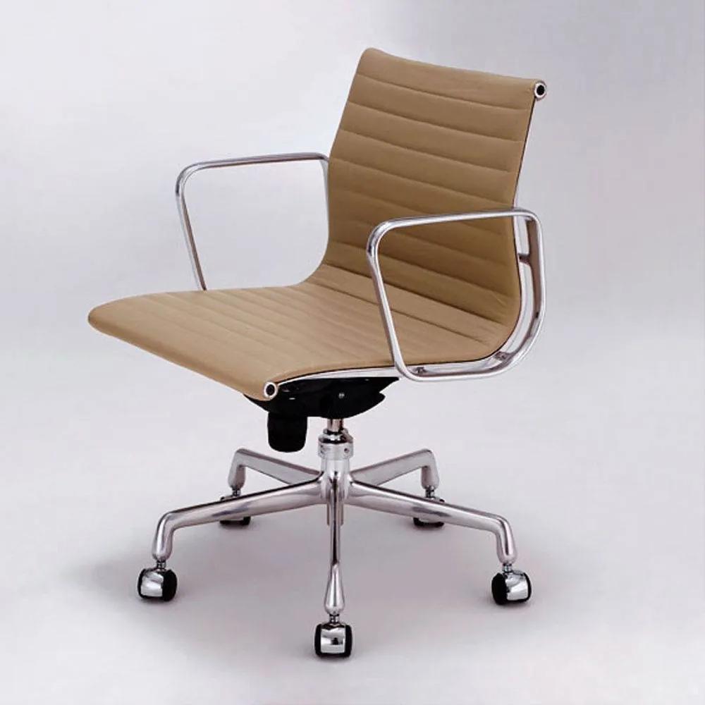 Cadeira com Braço Giratória EA335G 5 Patas Rodízios Alumínio Clássica Design by Charles e Ray Eames