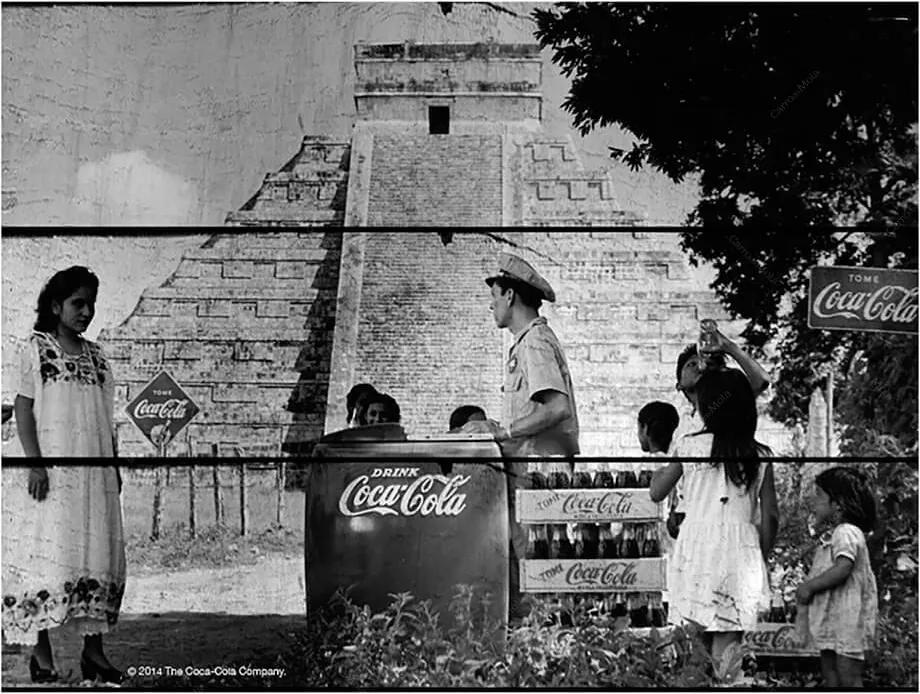 Placa Coca-Cola Landscape Pyramid Preto e Branco em Madeira - Urban