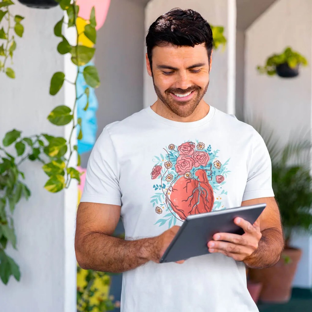 Camiseta Unissex Coração Florido de Amor - Branco - G