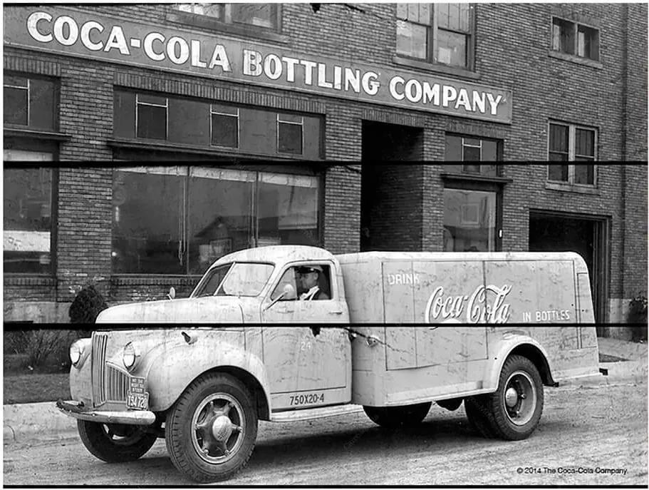 Placa Coca-Cola Big Truck Bottling Preto e Branco em Madeira - Urban