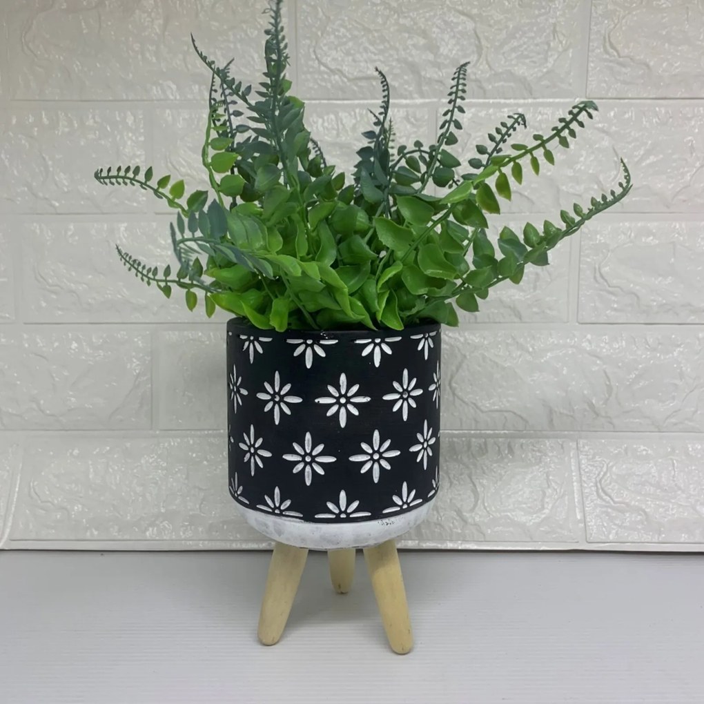 Vaso cimento preto tripé de madeira, com planta