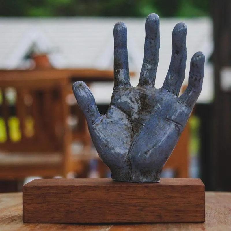 Escultura de Mão Azul em Cerâmica