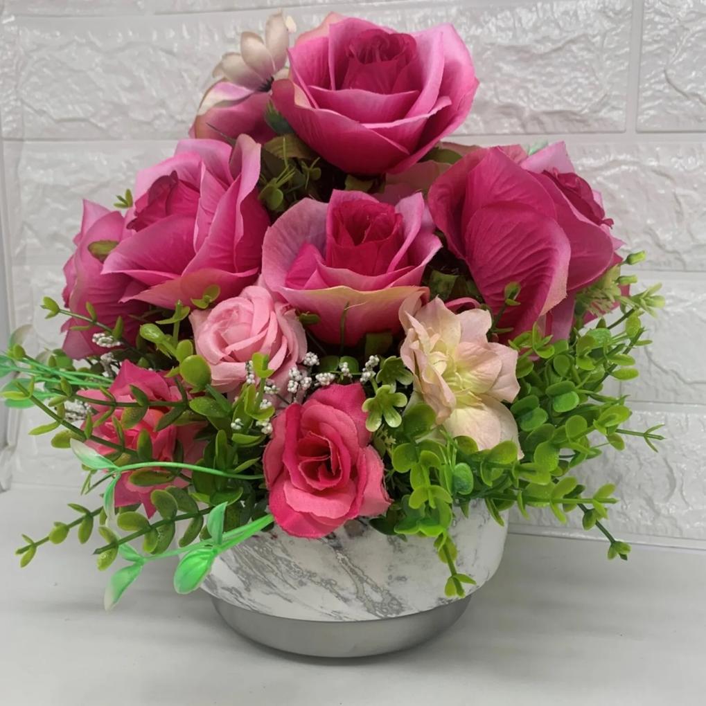 Vaso prata com arranjo floral de rosas