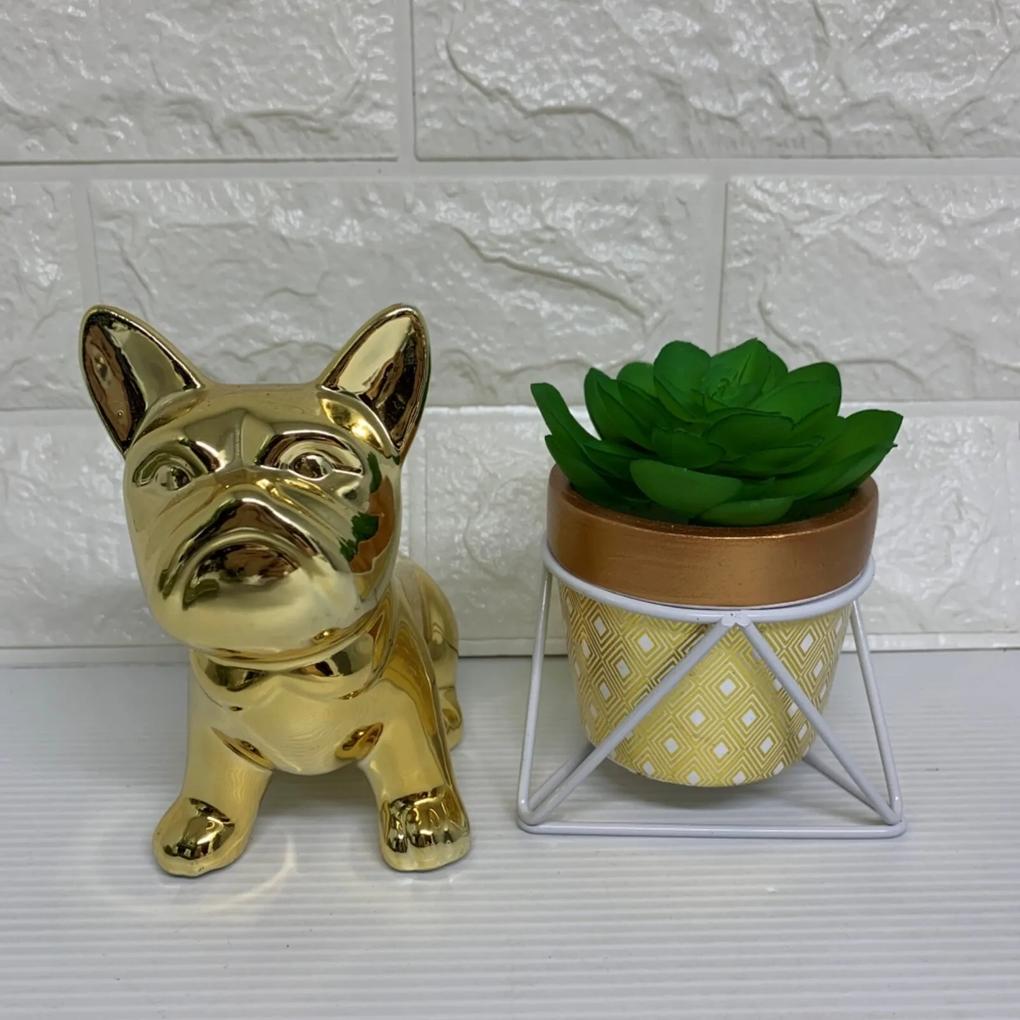 Enfeite decorativo Cachorro Bulldog e vaso dourado com pé de metal