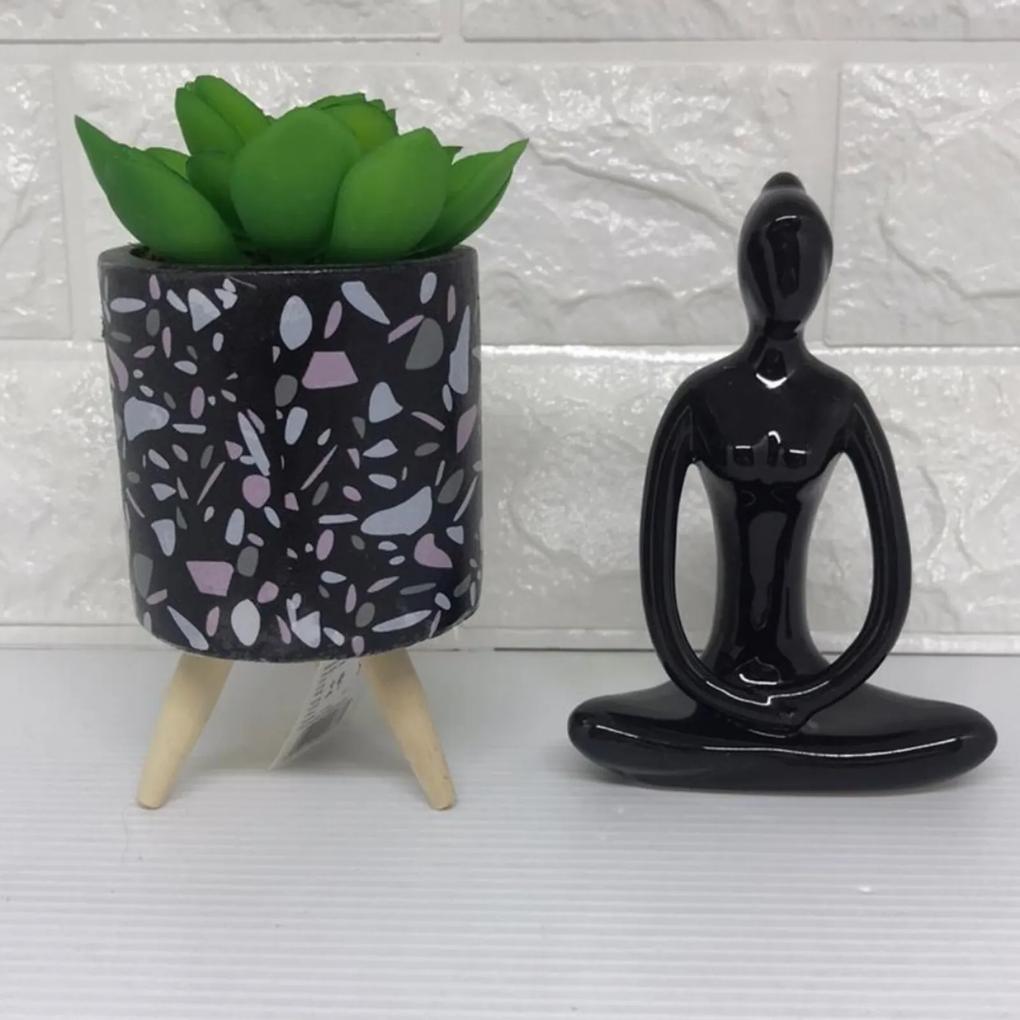 Vaso marmorizado tripé e mulher yoga na cor preta