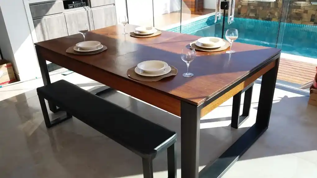 Mesa de jantar com sinuca e design de alto padrão