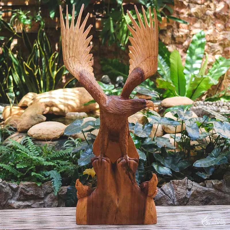 Escultura de Águia em Madeira Suar