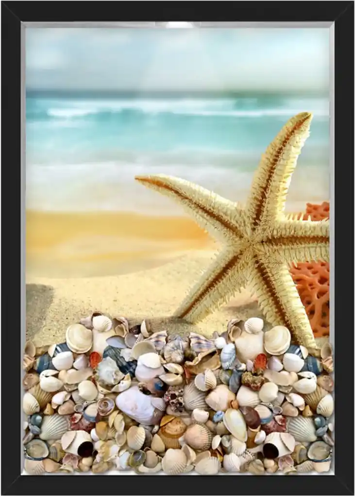 Um porta retrato com conchas do mar.