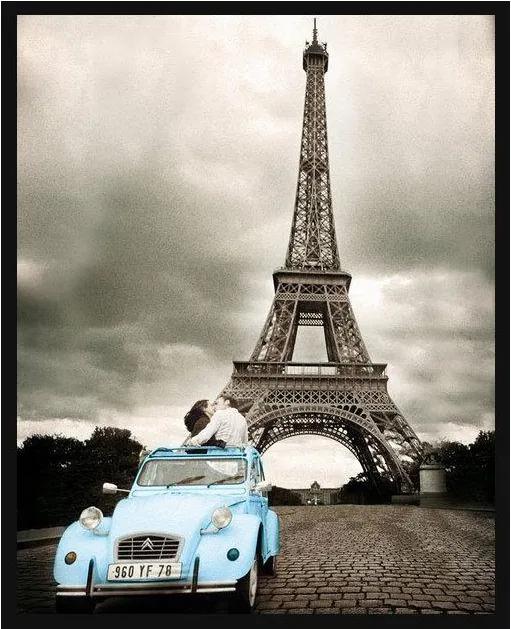 Poster Com Moldura Torre Eiffel Em Paris Casal Namorando Em Carro Azul 40x50cm