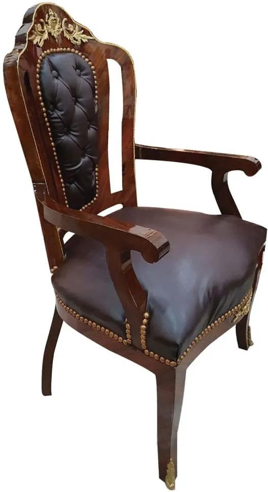 Cadeira Clássica com Estofado em Capitonê e Detalhes em Bronze - 100x60x50cm