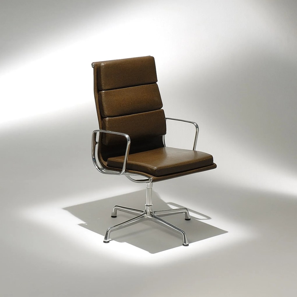 Cadeira com Braços EA211 Soft Alumínio Studio Mais Design by Charles e Ray Eames