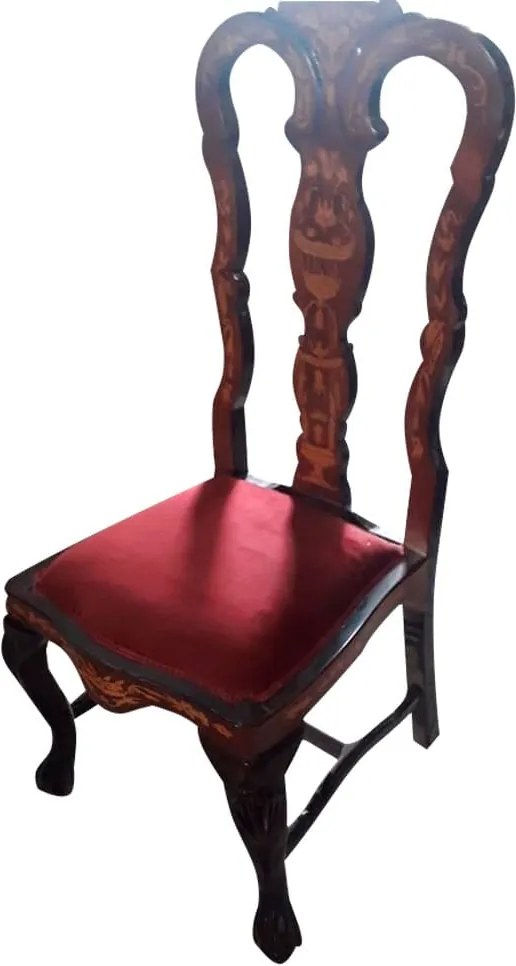 Cadeira Clássica com Encosto Detalhado e Estofado Vermelho - 54x111x49cm