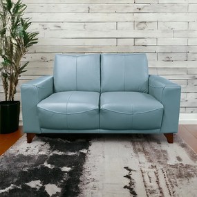 Sofá Decorativo Emily 2 Lugares Sala de estar 145cm Pés em Eucalipto Couro Azul Celeste G40 - Gran Belo