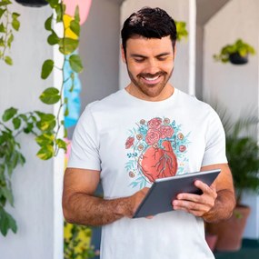 Camiseta Unissex Coração Florido de Amor - Branco - G2