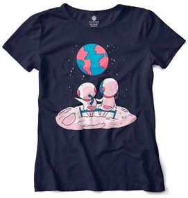 Camiseta Feminina Casal Astronauta na Lua - Azul Marinho - G