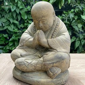 Monge Meditando em Cimento