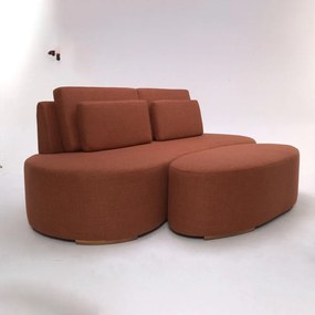 Sofá com Puff Hathor 2 Lugares Design Orgânico e Oval Almofadas Soltas Estrutura Madeira Eucalipto Design Exclusivo Acabamento Premium