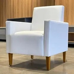 Poltrona Para Sala Pés de Madeira Thessa P04 Sintético Branco - Mpozen