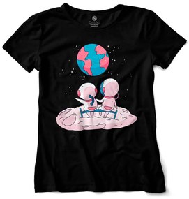 Camiseta Feminina Casal Astronauta na Lua - Roxo - P